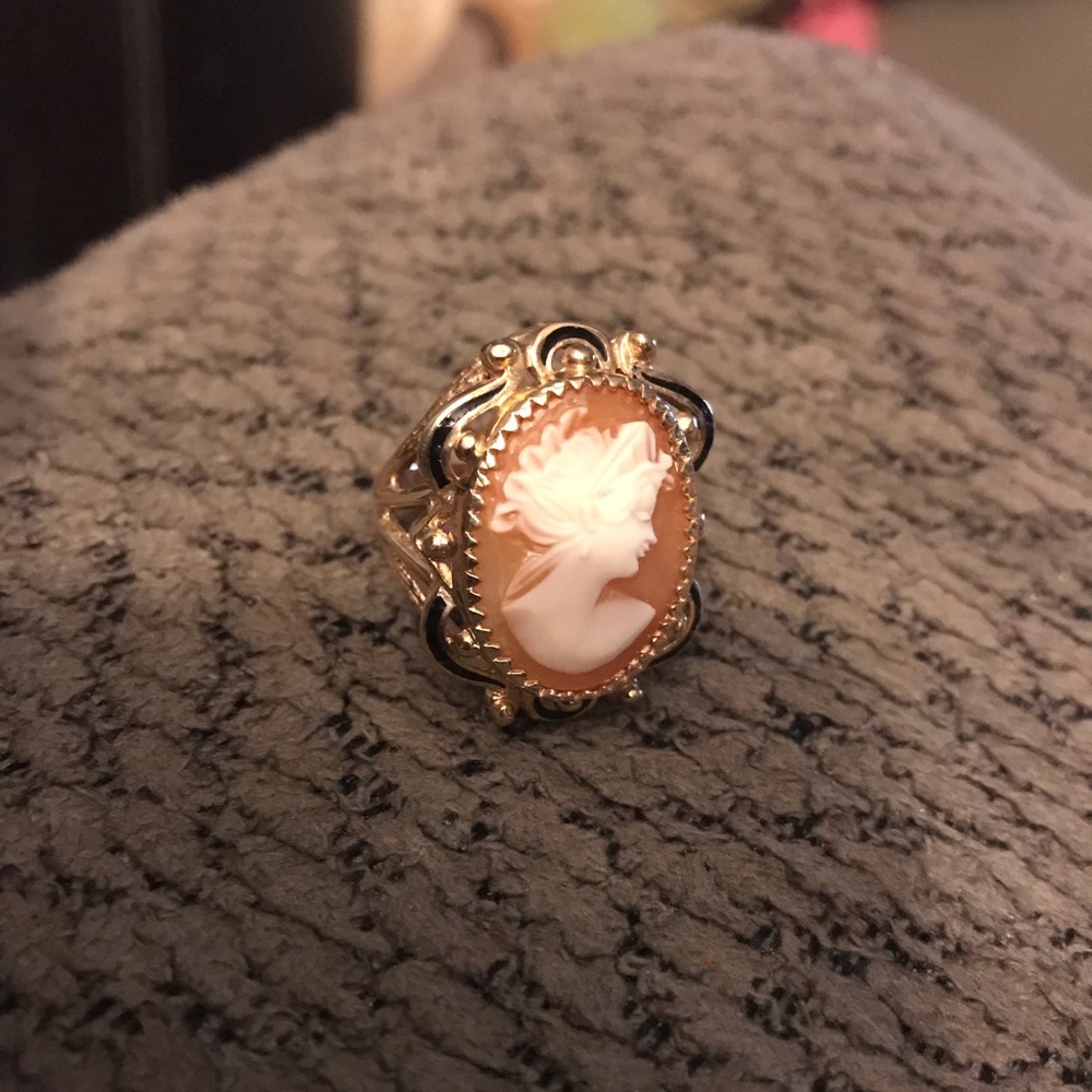 10K Victorian Cameo Ring